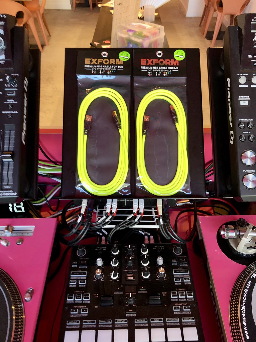 DJISEtokyo's tweet photo. 視認性の高い蛍光イエローのシースのUSBケーブルを導入しました。地味だがclubの暗いブースでの効果は絶大。シールドがしっかりしているので、電磁波やWi-Fiが飛び交う環境でも安心安全。2mくらいの長めをチョイスするのがポイント。短いとDJ交代時の取り回しが厄介です。
#exform https://t.co/E3xYRL503a
