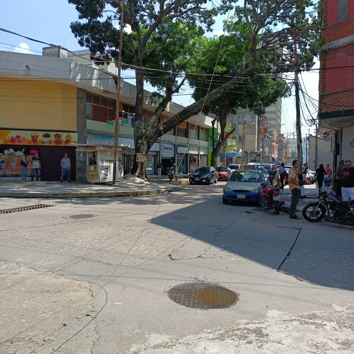 valenciapropon3's tweet photo. #4Oct || En pleno Centro de Valencia, entre la C.Independencia y Montes de Oca, a solo 1 cuadra de la G. de Carabobo y a 2 cuadras de Corpoelec. Los ciudadanos denuncian una guaya caída. Es una zona de alto. @CorpoelecInfo @alc_valencia
#LaGentePropone #Cesap https://t.co/vpEv7LORC3
