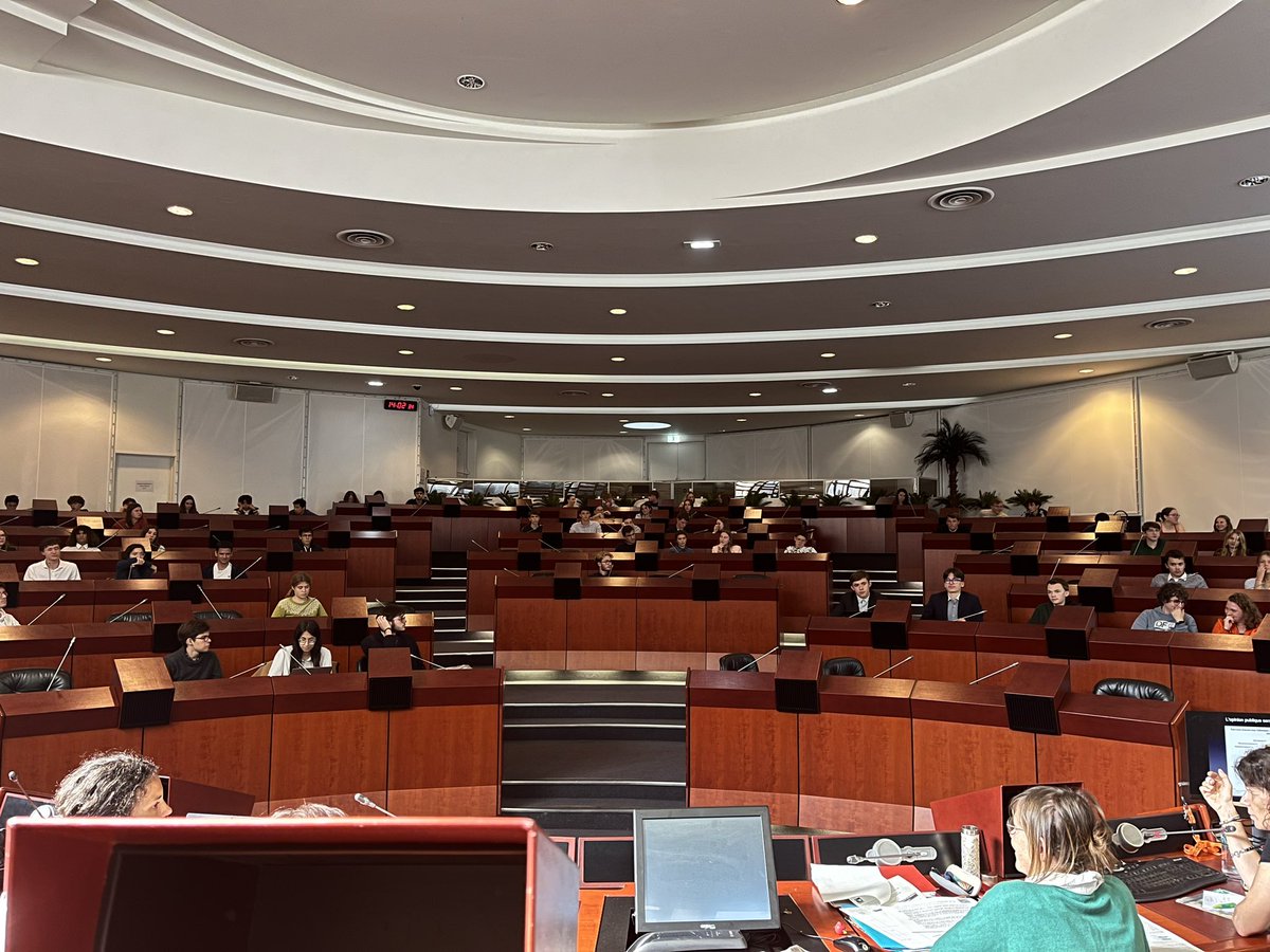 JustomLouis's tweet photo. Retour sur notre journée au Conseil régional Jeune de Bretagne et en commissions : 
- Travail sur le numérique avec le @CNNum 
- Débat et discussion sur l’égalité Homme et Femme avec @PiPouliquen56 
- Session plénière avec @GabyCadiou et @AdeleChasle ! 
Merci à tous !!! https://t.co/nZDfE0WLov