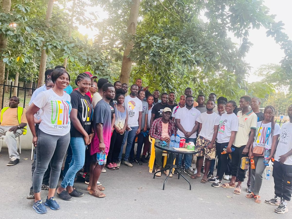 EmmanuelAshile3's tweet photo. A privilege of joining Omanhene of Dormaa Traditional Area for cleanup exercise and brand auditing. This initiative is significant step towards advancing cleaner and healthier environment. Let’s come together and make the change we want to see in the world 🌍. #CleanupDormaa https://t.co/1qX8xqap8X