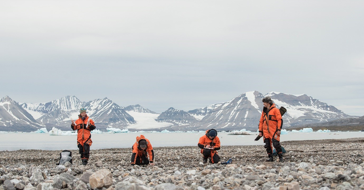 UK_CEH's tweet photo. ❄️ Dipping our toes into Arctic waters... In the first of two blog posts, @alannagrant123 and colleagues describe a month of thrilling polar science in Svalbard as part of the @BIOPOLE_NERC project! 

Read part one: https://t.co/VnMsjwidmn

@BAS_News @AlexVEOBrien @NERCscience https://t.co/QDJ6x0xN3h