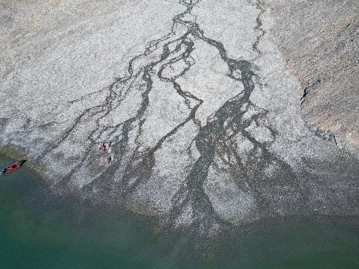UK_CEH's tweet photo. ❄️ Dipping our toes into Arctic waters... In the first of two blog posts, @alannagrant123 and colleagues describe a month of thrilling polar science in Svalbard as part of the @BIOPOLE_NERC project! 

Read part one: https://t.co/VnMsjwidmn

@BAS_News @AlexVEOBrien @NERCscience https://t.co/QDJ6x0xN3h