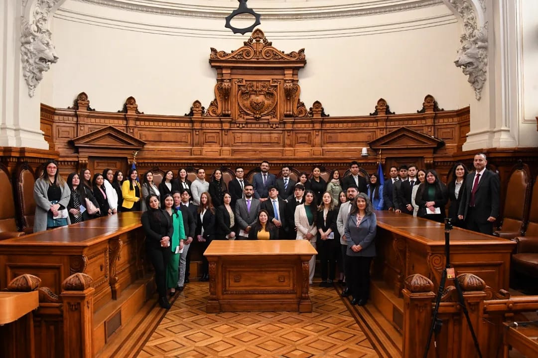 PJudicialChile's tweet photo. Estudiantes de Derecho de la Universidad Andrés Bello y Universidad Mayor visitan el Palacio de tribunales junto a su profesor Claudio Alvarado, juez de Garantía de Melipilla. https://t.co/ellXKDh9K9
