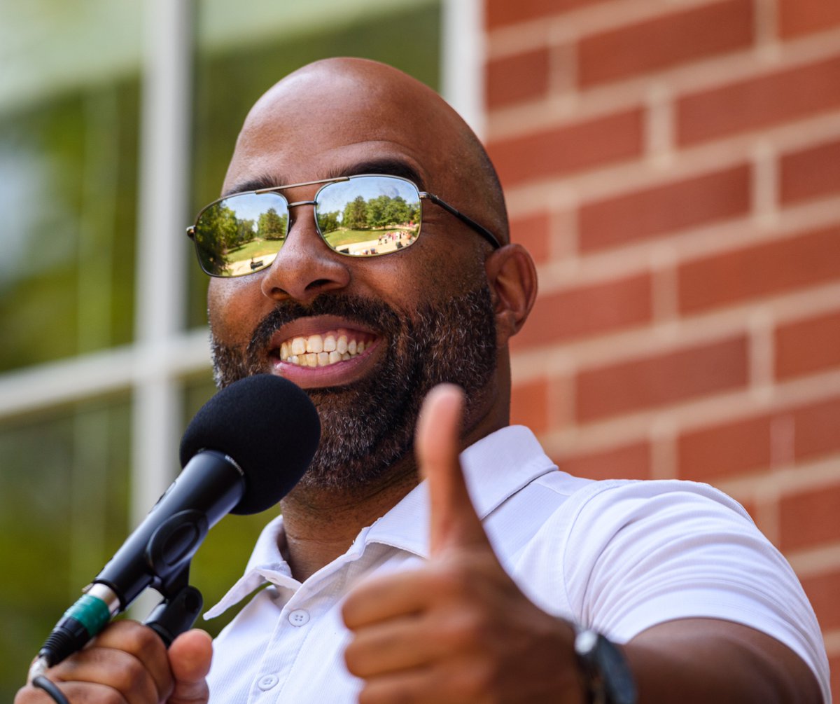 👏 Celebrating National Coaches Day! 🏆 Let's give a big shoutout and thumbs up to the incredible Earlham coaches who inspire and guide our awesome student-athletes every day. What do you appreciate most about your coach? 🙌