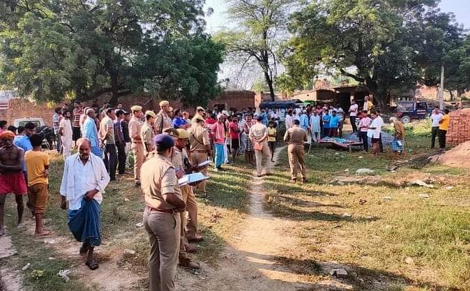 DeepakD22174165's tweet photo. कानपुर देहात में जमीन के विवाद को लेकर दो सगे भाइयों सत्य नारायण विश्वकर्मा और रामवीर विश्वकर्मा की पीट-पीटकर हत्या कर दी उत्तर प्रदेश सरकार और प्रशासन से निवेदन है कि दोषियों पर कड़ी से कड़ी कार्यवाही हो जल्द से जल्द@myogiadityanath
@dgpup @kanpurdehatpol @adgzonekanpur https://t.co/2eahpx2KOD