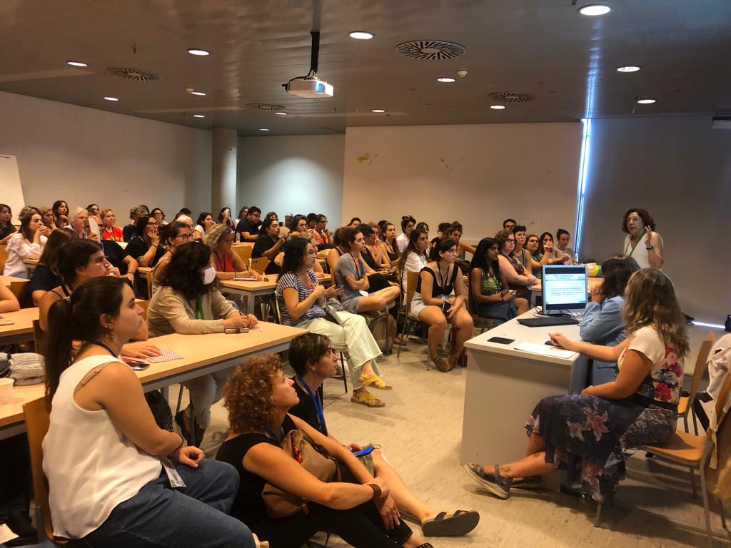 tradopcamfic's tweet photo. Sala plena de gom a gom a @congresCAMFiC en la sessió de les companyes de #GESSCAP de @CAMFiC sobre #dolorpersistent amb sensibilització Central https://t.co/duZM6bVZ0m
