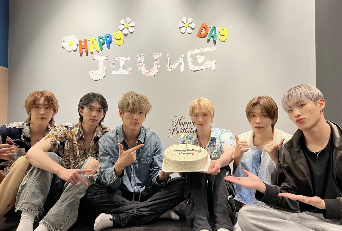 P1H_official's tweet photo. [📸] 어떻게 이름도 최지웅 DAY🎂

P1ece와 함께한 지웅이의 생일 전야제🥳
덕분에 낭만으로 가득한 생일의 시작이에요🧡

#P1Harmony #피원하모니 #P1H #지웅 #JIUNG #HappyJIUNGDay https://t.co/9HIP46Ggp7