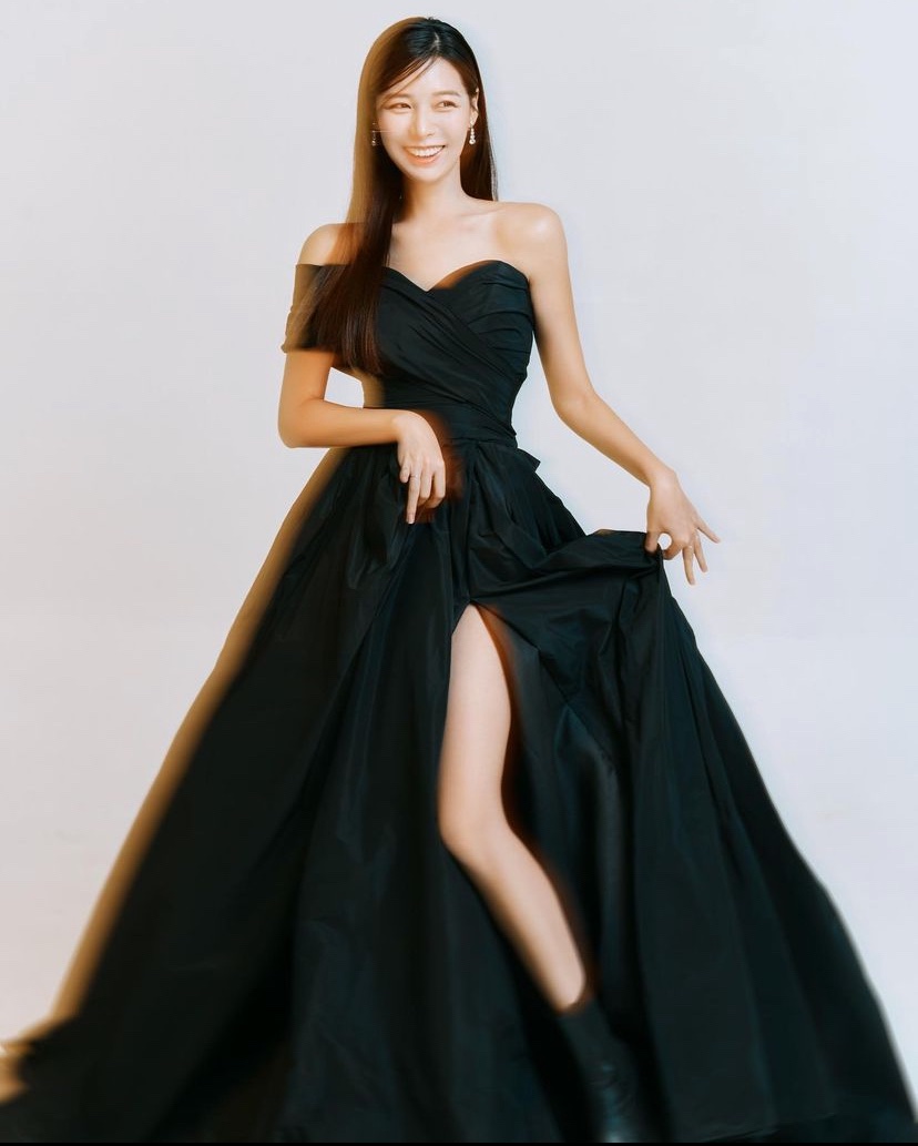 revistakoreain's tweet photo. A cantora e atriz #SongJuHee anunciou por meio de suas redes sociais que se casarรก em outubro com o seu noivo nรฃo-celebridade. ๐
Desejamos felicidades ao casal. ๐ซถ๐ป
Fonte: Song Ju Hee via redes sociais https://t.co/ykHafucSAd