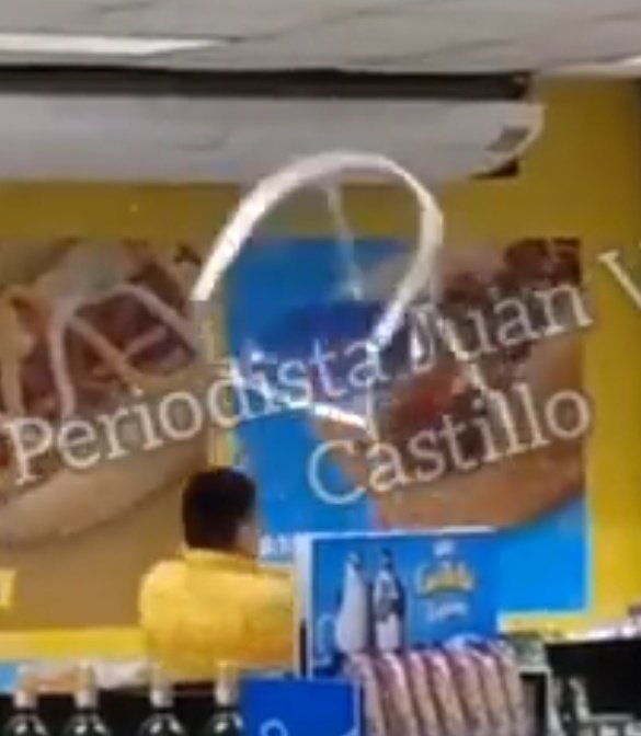_mishumish_'s tweet photo. Pienso que no es necesario andar compartiendo el video de la chava, esa mierda solo revictimiza, tampoco nadie necesita ver la vergueada que le dieron.

Eso sí, la cara de este malparido que llegue a Júpiter. https://t.co/VooQL5kO0B
