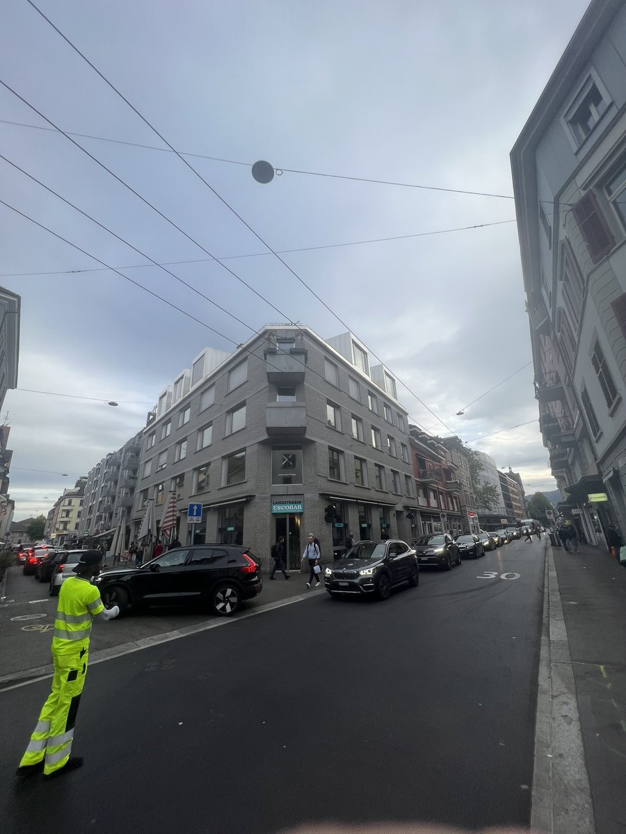 Nach #Wollishofen (Morgental, stadtauswärts) versagt die links-grüne #Stadt #Zürich verkehrspolitisch erneut. Absolutes Chaos an der #Langstrasse und der ÖV stockt (Bus links im Stau)