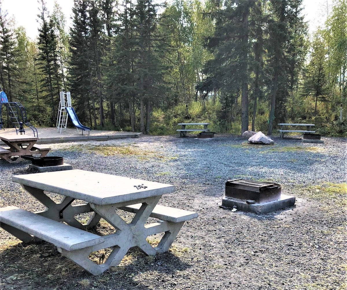 Yellowknife River Park:
Construction crews are working October 6-15, to install new accessible picnic sites. Visitors please use caution. 

Des équipes de construction seront là du 6 au 15 oct. pour installer deux nouveaux sites de pique-nique accessibles, Stationnement limité.