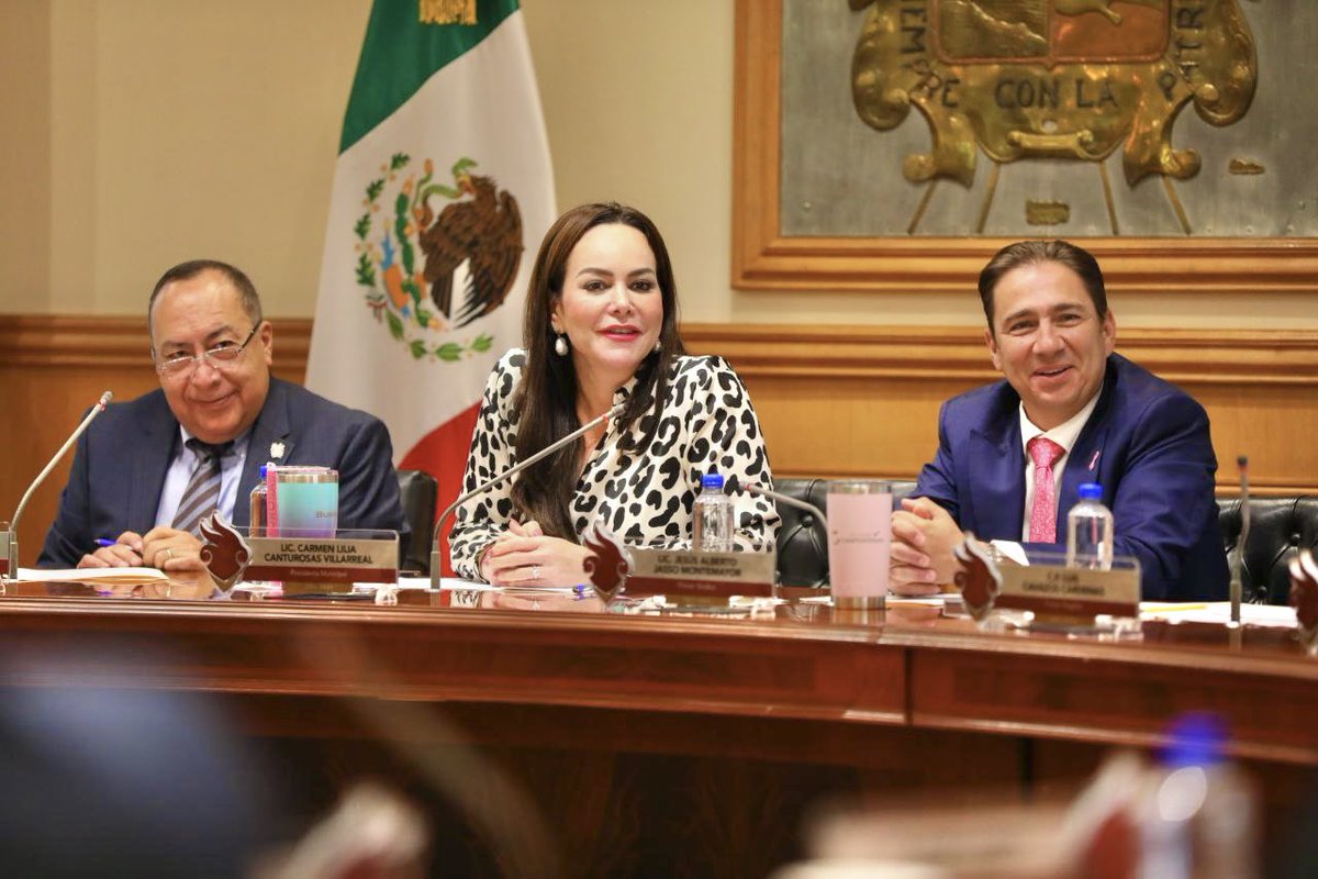 Carmenliliacrv's tweet photo. En sesión de Cabildo aprobamos las ventanillas #PROSARE, para facilitar la apertura de nuevos negocios a emprendedores y empresarios, además la ventanilla #VECS la cual facilitará a los trámites de nuevas construcciones.
Estamos comprometidos con el desarrollo económico de #NuevoLaredo.