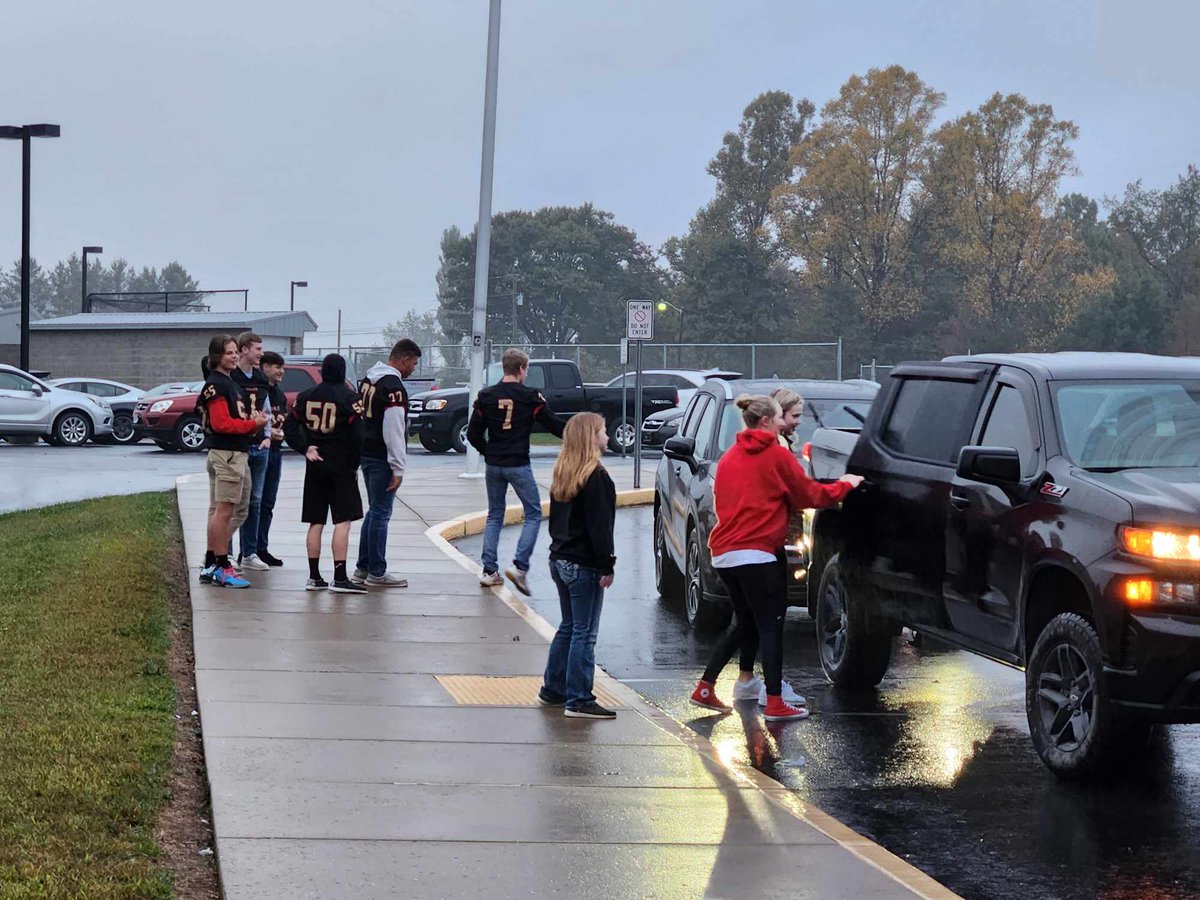 MCNoles's tweet photo. Our Fall Sports Athletes visited Woodsfield Elementary, Skyvue Elementary and St. Sylvester's Central School to welcome students as they arrived to school this morning. Thank you to our elementary schools for allowing us to visit! #OneTeamOneCommunity #TheSeminoleWay #GoNoles https://t.co/FLn4t3D8qu