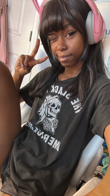 live! <3 https://t.co/nIHaiGgFmU https://t.co/SqXHKepkXt