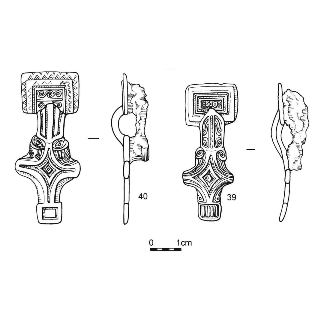 #FindsFriday These Saxon brooches look very similar at first, but there are some design differences – can you spot them? 👀🔎 They were likely imported to Eastbourne from East Kent, indicating that there were personal relations between these Saxon communities and the Kentish ones