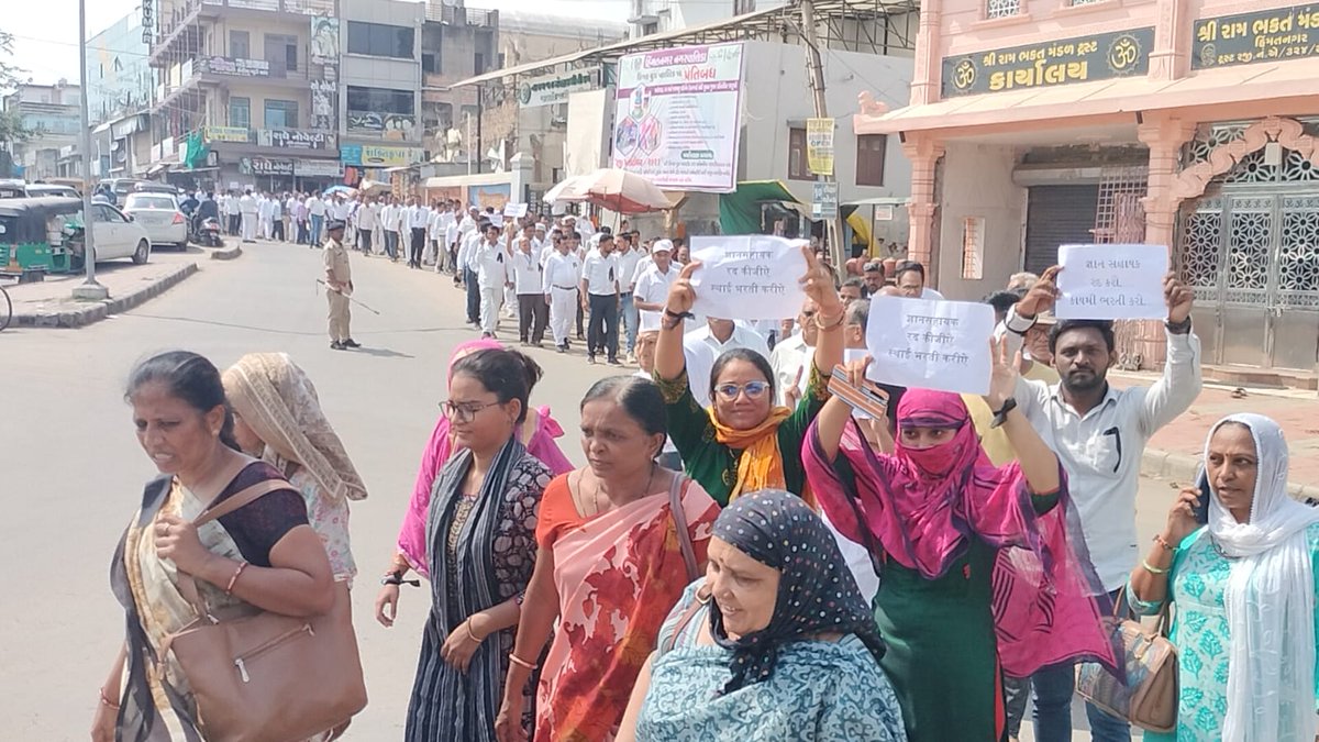 Officialmur's tweet photo. ગુજરાતમાં છેલ્લા ૩ મહિનાથી જ્ઞાન સહાયક રદ્દ માટે આવેદન, આંદોલન, રેલી, વિનંતી કરીએ છીએ છતાં સરકારના કાનમાં બહેરાશ હોય એવું લાગી રહ્યું છે..હવે જ્યારે તમે વોટ માંગવા આવશો ત્યારે તમને બતાવીશું કે અમે પણ સરકાર બનાવી શકીએ તો પાડી પણ શકીએ છીએ.
#ભપાભાઈનું_ભોપાળું
#GUJ_WANT_GOV_TEACHERS https://t.co/n6rWNbZOw6
