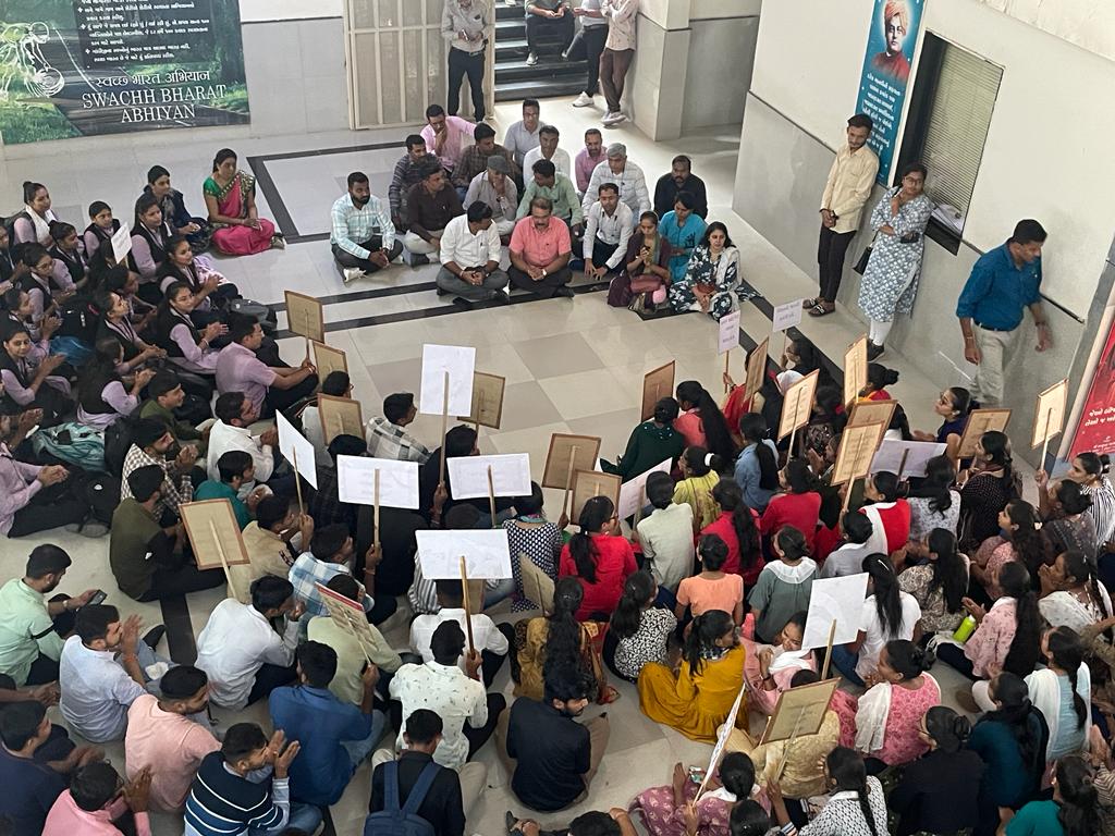 Officialmur's tweet photo. ગુજરાતમાં છેલ્લા ૩ મહિનાથી જ્ઞાન સહાયક રદ્દ માટે આવેદન, આંદોલન, રેલી, વિનંતી કરીએ છીએ છતાં સરકારના કાનમાં બહેરાશ હોય એવું લાગી રહ્યું છે..હવે જ્યારે તમે વોટ માંગવા આવશો ત્યારે તમને બતાવીશું કે અમે પણ સરકાર બનાવી શકીએ તો પાડી પણ શકીએ છીએ.
#ભપાભાઈનું_ભોપાળું
#GUJ_WANT_GOV_TEACHERS https://t.co/n6rWNbZOw6