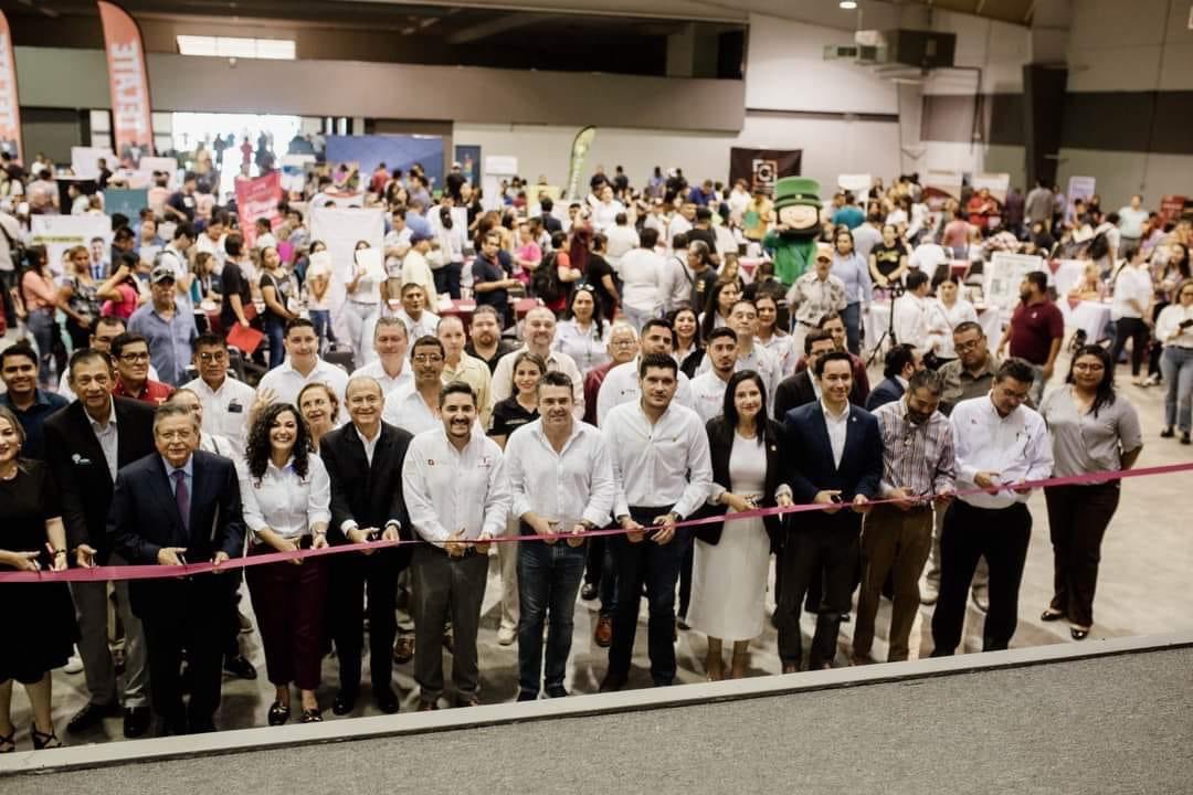 CoparmexMat's tweet photo. El Presidente de #CoparmexMatamoros @hectormtrevino, acompañó a la titula de la Sria. del Trabajo en #Tamaulipas @olgapsosa, a la inauguración de la Feria Nacional del Empleo, en la que se ofertó más de mil 500 oportunidades laborales para los #Matamorenses. https://t.co/h9QWB6B5aT
