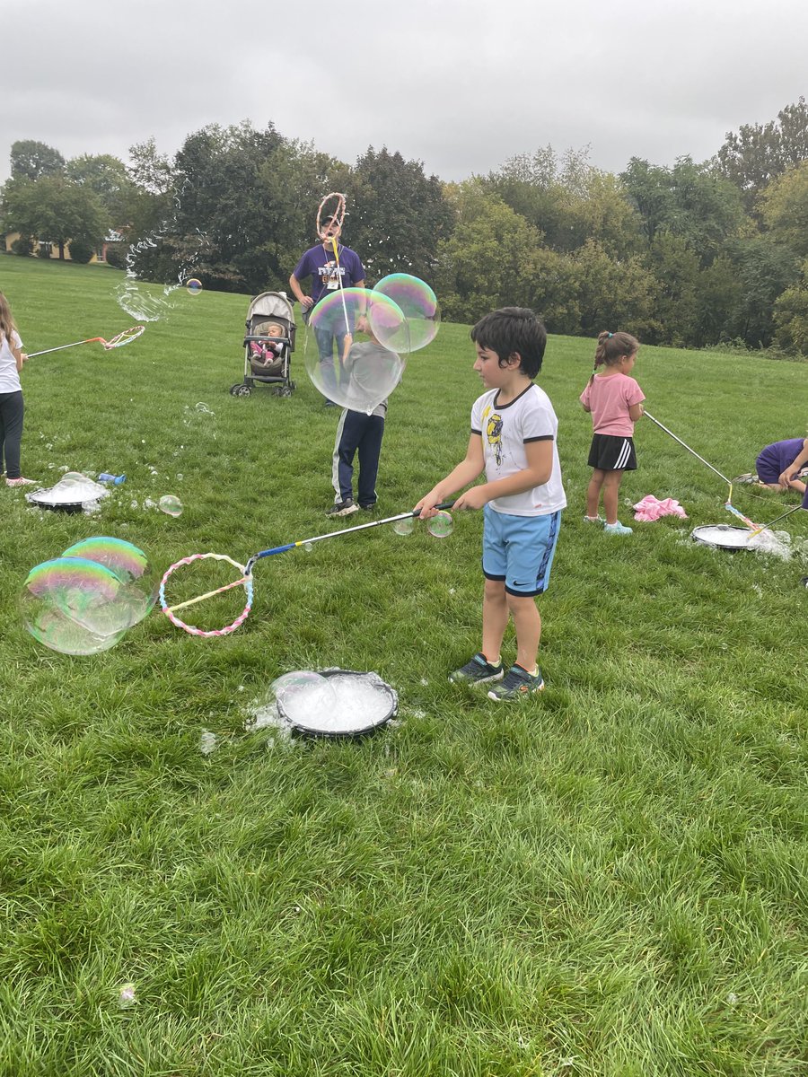AkronElem's tweet photo. Having a blast at our Bee Healthy Bubble Run! ⁦@GoMounts⁩ https://t.co/XOZZ48eJkB