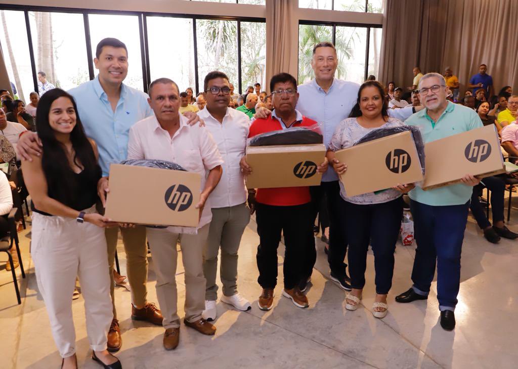 interior_atlant's tweet photo. Hoy cerramos con éxito nuestra 3ra edición de la Política Pública Comunal. Beneficiamos a 180 organismos comunales con formación pedagógica y tecnológica, fortaleciendo a 400 Juntas de Acción Comunal y capacitando a más de 2.000 dignatarios. Somos GenteQueTrabajaParaLaGente💪🌟 https://t.co/gmr6SS7aP4