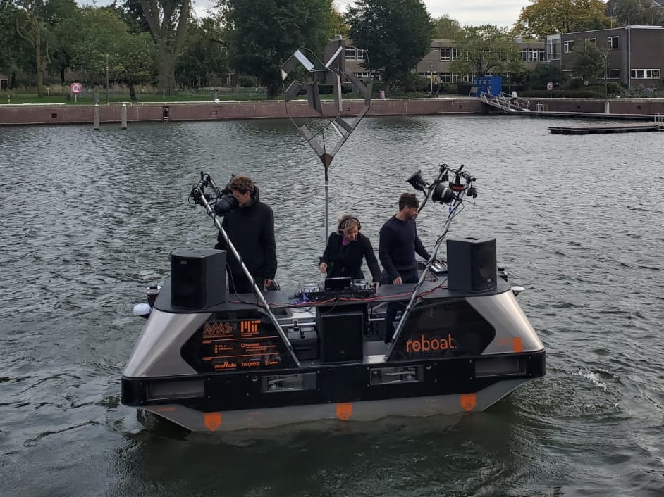 Who says electronics and water don't mix? Catch DJs mixing live beats on the water today 10/6 and tomorrow 10/7 from 4:00-9:00pm at the Marineterrein Amsterdam as part of Roboat Heart. roboat.tech/roboat-heart/