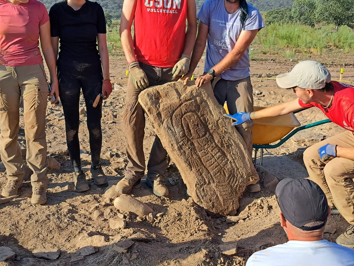 Our Department has been part of a fascinating new discovery in Spain - a decorated stela found in the 3000-year-old funerary complex of Las Capellanías!

Learn more about why this find is so special 👇:
durham.ac.uk/departments/ac…

#Archaeology #DUinspire