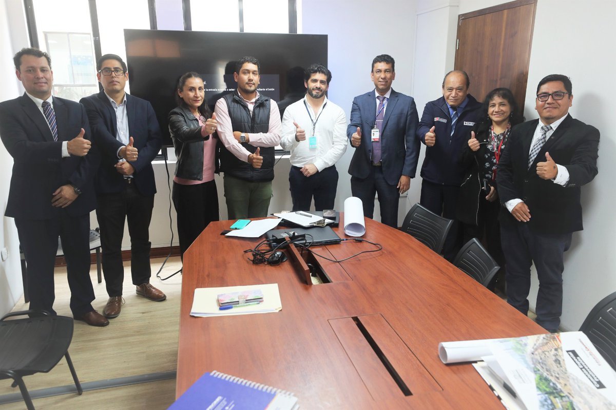 PronisMinsa's tweet photo. ¡Seguimos construyendo salud!
👷👷 | Nuestro equipo técnico se reunió con los representantes de Prolima para revisar la propuesta arquitectónica del Hospital Nacional Arzobispo Loayza 🏥.
#ConstruyendoSalud #HNAL @PronisMinsa @MuniLima https://t.co/ELykZl4mv5