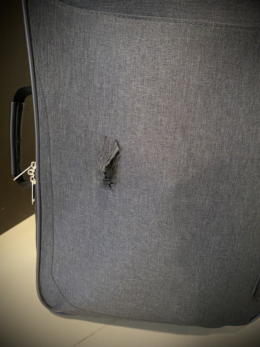 laura_celis's tweet photo. @Aeromexico, pésimo servicio!
Rompieron mi maleta, el candado y se robaron mi perfume 😤 https://t.co/y24cWAFK0i
