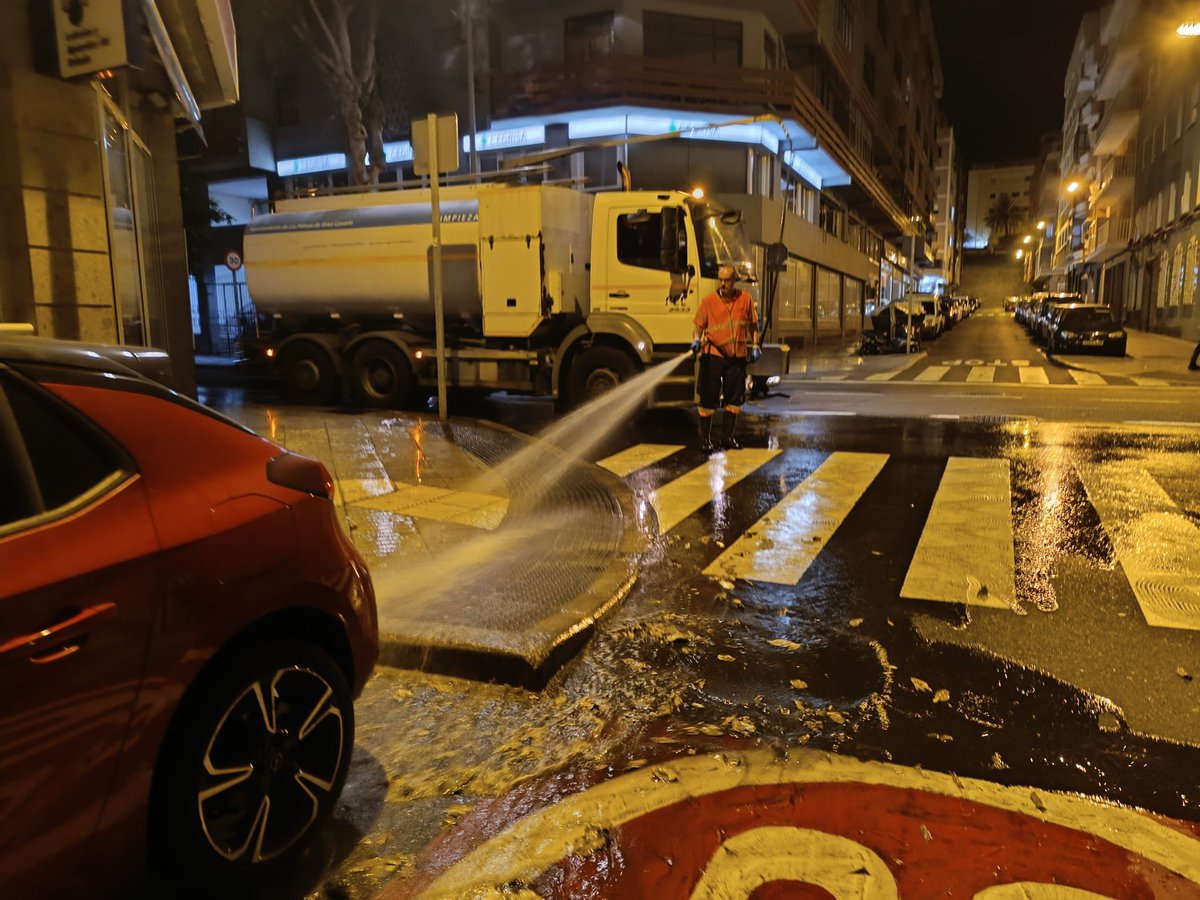 El servicio de <a href="/LimpiezaLPGC/">Servicio Municipal de Limpieza</a> baldea el barrio de Las Alcaravaneras. #DistritoCentro #LPGC
