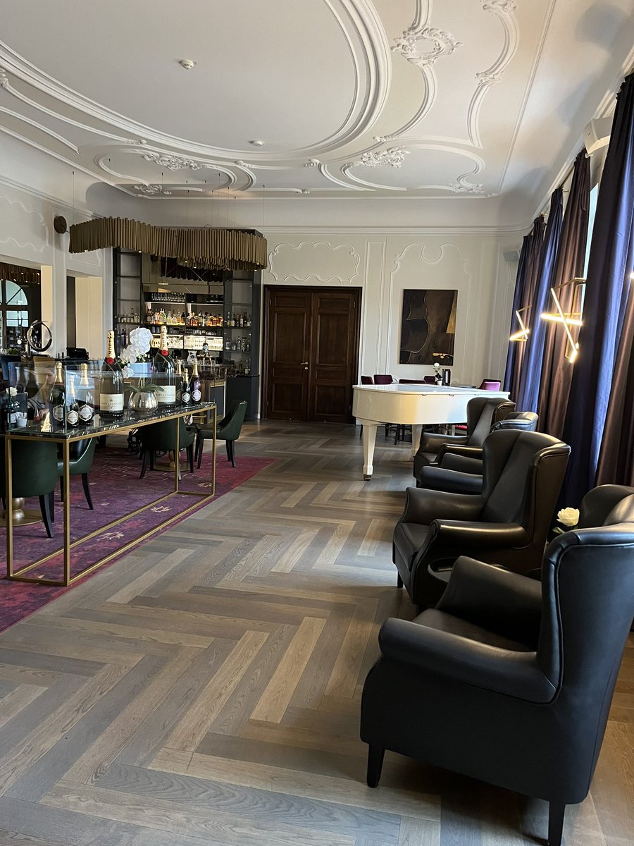 MICEClubcom's tweet photo. Nächste Station SCHLOSS Fleesensee: Hier erwartete unsere Gruppe eine stimmungsvolle Hausführung und ein leckeres Mittagessen mit lokalen Spezialitäten. 

#eventbranche #eventprofs #edutrip #mice #rostock https://t.co/Z5WZUtHc53
