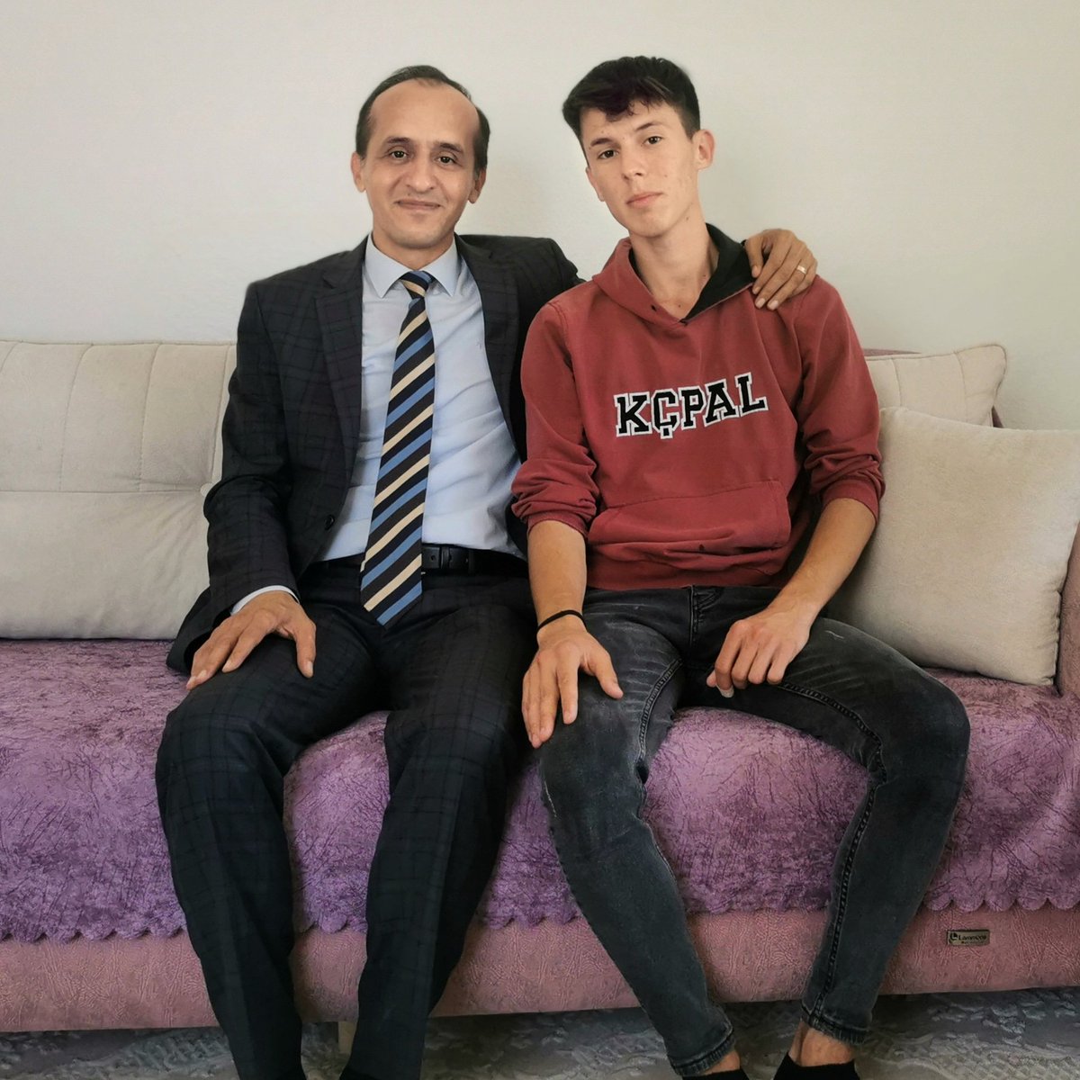 mueryigit's tweet photo. Bu hafta Dolun ve ailesine destek olmak için evine gittik. Evladım inşallah bu günden sonra daha düzenli ve daha çok çalışacak. Hedefi olan Komiserliği kazanacak.
Doğum günümde en güzel hediye evlatlarımın parlayan gözleri, ailelerin mutluluğu oldu.
Sağolsunlar... https://t.co/o0Zise4JKT