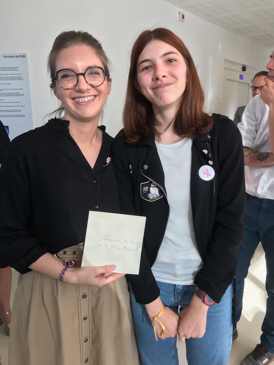 Quand une de nos #jeunesaidantes des ateliers JADE remet à la ministre  <a href="/auroreberge/">Aurore Bergé</a> un courrier pour le président <a href="/EmmanuelMacron/">Emmanuel Macron</a> en interpellant sur sa situation de jeune #aidante 
#JNA2023