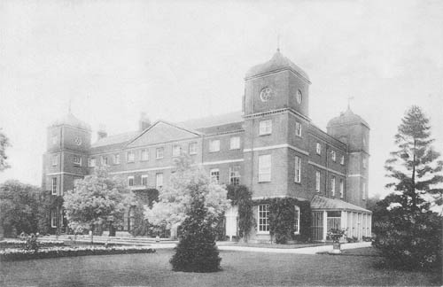 Hallingbury Place, Essex, demolished 1926, has its c1750s Grade II* Shell House restored, possibly designed by Capability Brown @BrownCapability, two miles away @NationalTrust Hatfield Forest @NTEssex. bishopsstortfordindependent.co.uk/news/hatfield-… heritagerecords.nationaltrust.org.uk/HBSMR/MonRecor… lostheritage.org.uk/houses/lh_esse…