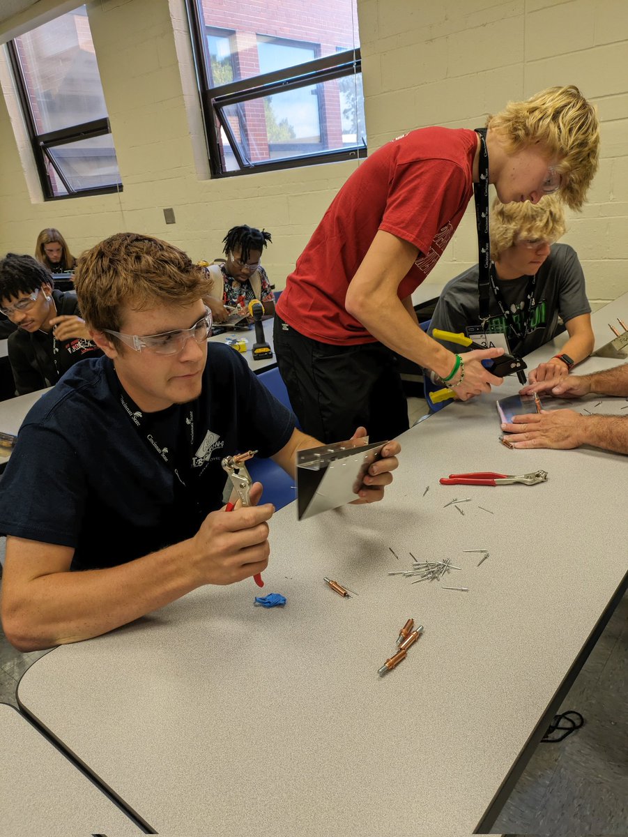 HarrisonPLTW's tweet photo. We enjoyed learning about some of the offerings at @CinStateCollege in their engineering department! We built motors, air foils, and ran a high powered laser as electro/mechanical/aerospace engineers! #findyourgreatness #engageCS @slsdpollitt @GreatOaksOhio https://t.co/jfOOcXe5C4