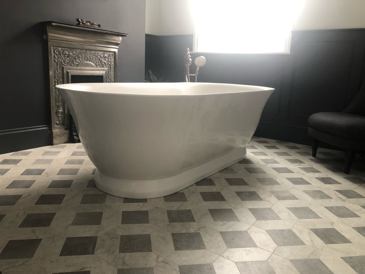 We love this interior concept using our timeless & elegent Dolce/Khora Grey Modello Porcelain.  

terzettostone.co.uk/product/dolce-…

#chequerfloor #chequertiles #bathroominspo #victoriandecor #homeinspo #interiorinspo