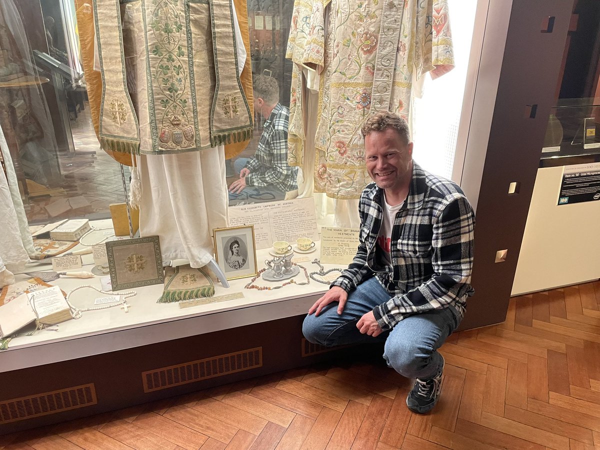 At @MaynoothUni museum - posing with Sisi’s vestments ! She donated these to the college along with a statue of Saint George - actually the patron saint of England but for Sisi English/Irish was all the same because she was never not at it ..