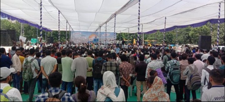 DetrojaRashmi's tweet photo. કાયમી ભરતી કરવાની ત્રેવડ ન હોય તો રાજીનામાં આપો સીધી વાત નો બકવાસ
વૈકલ્પિકનો મતલબ તો તમને ખબર પડે છે કે? પ્રવાસી શિક્ષક શું હતા? @kuberdindor
@narendramodi #શિક્ષણ_સચિવ_હટાવો_શિક્ષણ_બચાવો 
#GUJ_WANT_GOV_TEACHERS
#Reality_Of_Gujarat_Model  
#જ્ઞાન_સહાયક_રદ_કરો 
#ભોપાભાઈનું_ભોપાળું https://t.co/VFYHlV04RP