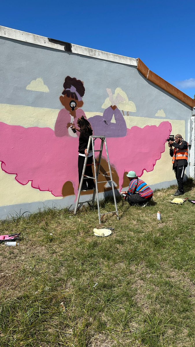 Moya_App's tweet photo. MoyaApp team in Michells Plain this past week with BigSis on their Paint Jam!
We will be doing more Paint Jams at various locations in Cape Town, if you spot someone with a MoyaApp T-shirt 👕please join in and say hi👊🏽💙
#bigsis
#MoyaApp
#moyapay https://t.co/SjJ1zKmHSm