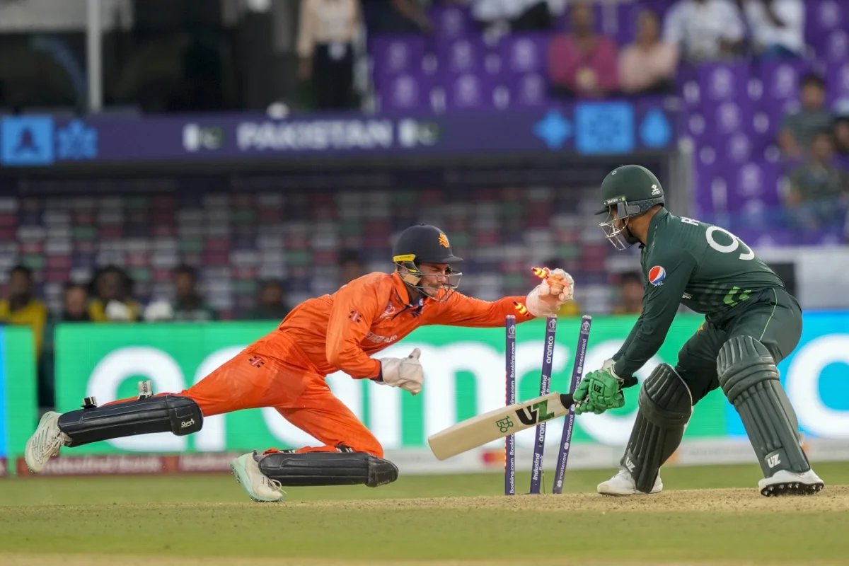 ArianaNews_'s tweet photo. پاکستان در دومین بازی جام جهانی کریکت تیم هالند را با تفاوت ۸۱ دوش شکست داد.
-------
Pakistan defeats the Netherlands by 81 runs in the second match of World Cup 2023.
#ArianaNews #WorldCup2023 #PakistanvsNetherlands #2ndMatch https://t.co/B7OBCYBhzM