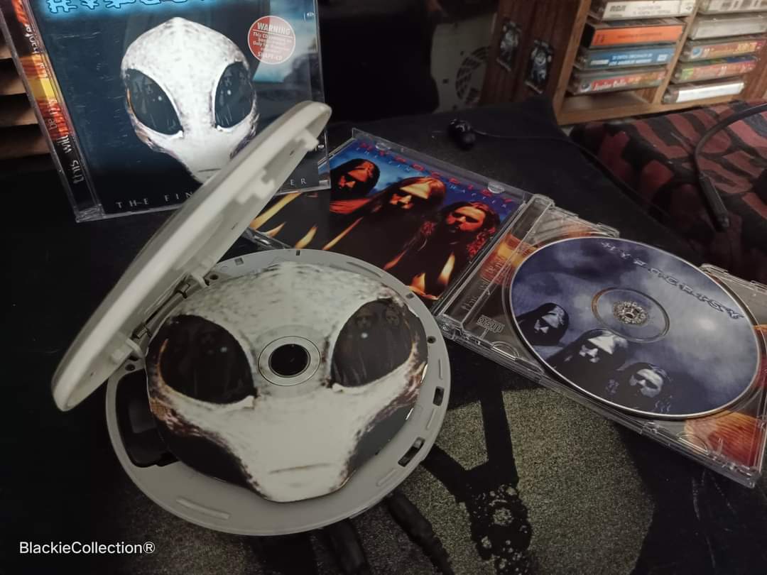 BlackieJhons's tweet image. 26 años de Don Pedro y compañía con sus 2 Ediciones de #TheFinalChapter 
#ShapeCd con 11 tracks haciendo falta "Evil Invaders"
@hypocrisyband
@ThisDayInMETAL @ToxxinaMetalica
@Mitch61644921 @heriardjeanluc
@marceloalveshi2  @BBeat105
@HEADBANGERx666
💥👊🏼💀💥