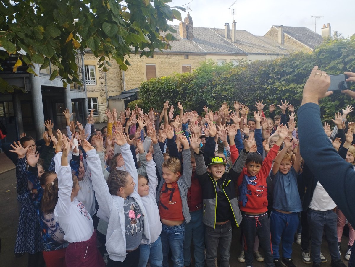 ChristellePress's tweet photo. Comme toutes les écoles du secteur du collège de #Douzy, des collégiens accompagnés de leurs professeurs sont venus nous présenter la flamme académique.
Toute l'école,de la maternelle à l'élémentaire était réunie autour de cette belle flamme au son de l'Hymne Olympique.
@AcReims https://t.co/TGHr5cAF1m