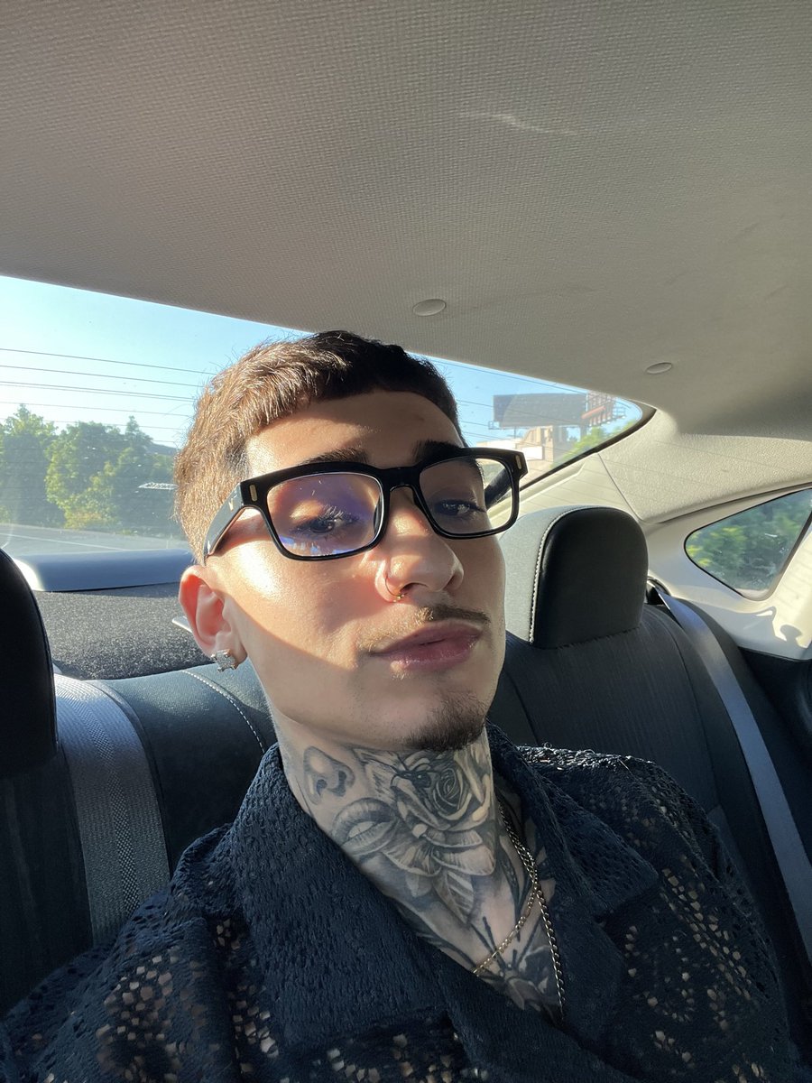 jonnfigg's tweet photo. sit on my face https://t.co/0vA5f9LPNq