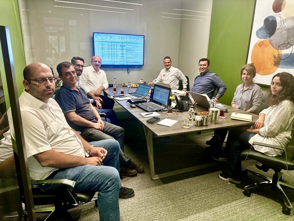 MensisEnerji's tweet photo. Shell akaryakıt istasyonları şarj ünitesi kurulumu devam ediyor. Türkiyenin bir çok ilinde Shell’in elektrik şarj istasyonları altyapısını oluşturmaktan gurur duyuyoruz. Shell yetkilileri Sn. Bülent Caner ve Sn. Çağdaş Arlanoğluna destekleri ve ziyaretleri için teşekkür ederiz. https://t.co/zzpyMiD7ii
