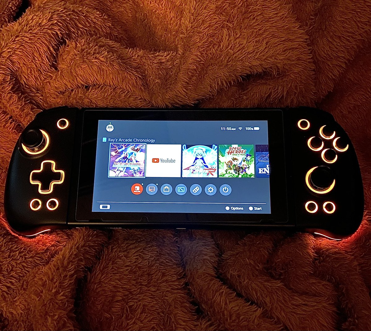 Mike_AKD's tweet image. Got my Switch all ready for #Halloween 🎃

Joy-cons are @DoyokyGame wireless RGB, model YS47. I can actually hold the device comfortably with these. 

#NintendoSwitch #SwitchController #SwitchAccessories #JoyCon