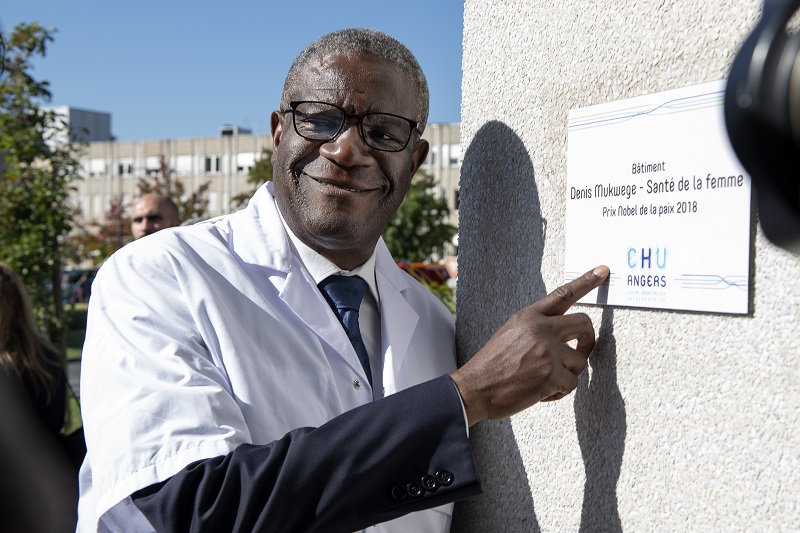 chu_angers's tweet photo. Une cérémonie s’est tenue au CHU en sa présence pour baptiser de son nom le bâtiment de gynéco-obstétrique.

L’attachement de @DenisMukwege , « l’homme qui répare les femmes », au #CHU et à #Angers ne s’est jamais démenti. https://t.co/8vHCy3cfbN
