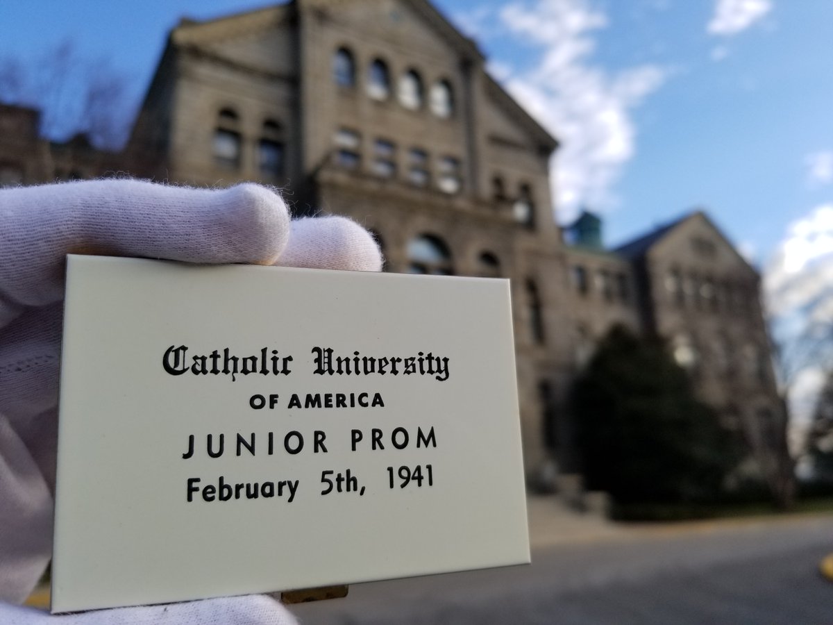For the 1941 junior prom at #CatholicU, attendees were gifted this compact mirror showcasing McMahon Hall.

#ArchivesHashtagParty #ArchivesU