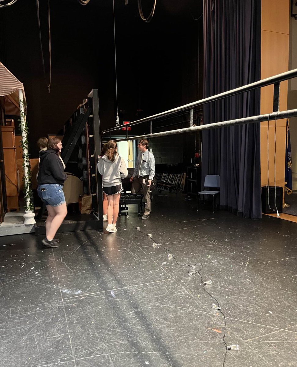 SHS STAGE tweet media