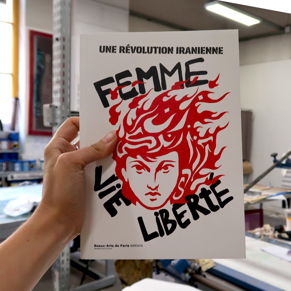 Beaux-Arts de Paris (@beauxartsparis) on Twitter photo | UNE RÉVOLUTION IRANIENNE : FEMME, VIE, LIBERTÉ |
Cet ouvrage est édité par Beaux-Arts de Paris éditions, en partenariat avec le <a href="/MAM/">MAM</a>, le <a href="/PalaisdeTokyo/">Palais de Tokyo</a> et <a href="/Palaisptedoree/">Palais de la Porte Dorée</a> .
Plus d'informations : beauxartsparis.fr/fr/pagesimple/… | UNE RÉVOLUTION IRANIENNE : FEMME, VIE, LIBERTÉ |
Cet ouvrage est édité par Beaux-Arts de Paris éditions, en partenariat avec le <a href="/MAM/">MAM</a>, le <a href="/PalaisdeTokyo/">Palais de Tokyo</a> et <a href="/Palaisptedoree/">Palais de la Porte Dorée</a> .
Plus d'informations : beauxartsparis.fr/fr/pagesimple/…