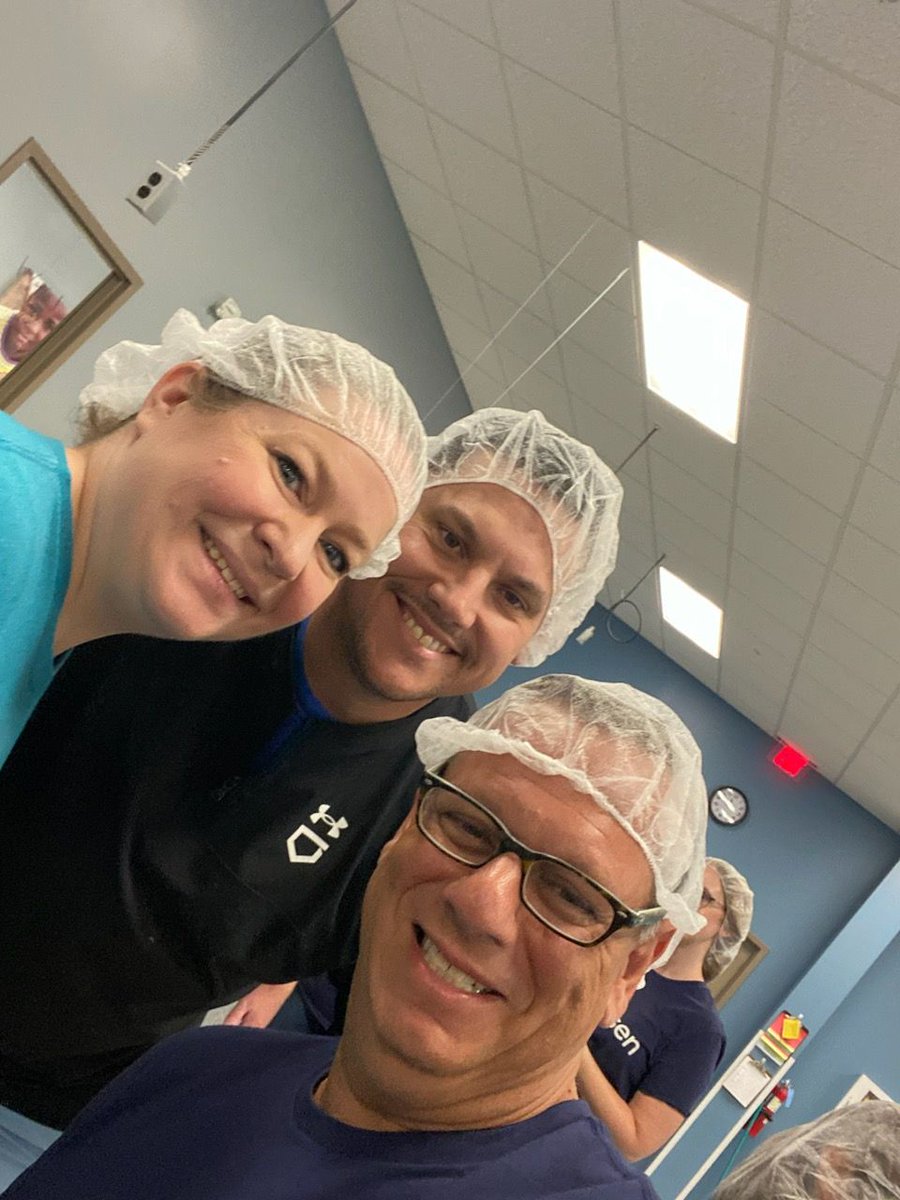 ncsolutions's tweet image. Kudos to a few of our Chicago NCSers who spent their time volunteering at @fmsc_org in #NCStyle! 👏🌍 Together, we're making a difference! 💪 #CommunityHeroes #Teamwork #GivingBack 

Pictured: Becky Conn, Dan Malmed, and John Poletto