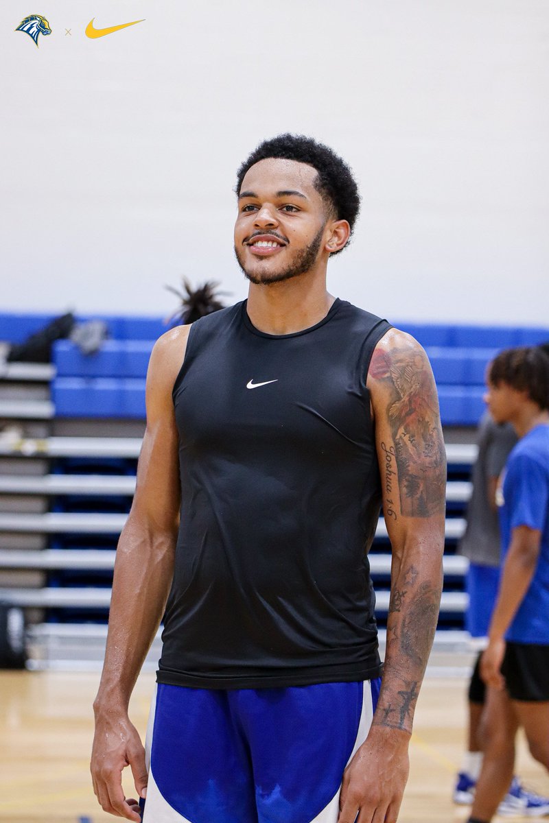 UNewHavenMBB's tweet photo. Feel good Friday! #FridayFeeling 

#WeGo x #ChargeOn

📸 @vgonzalezmedia https://t.co/iPDmki5CtR